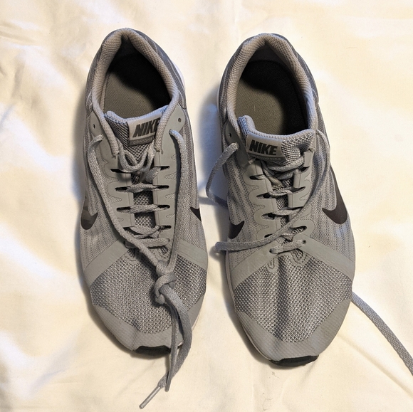 Nike shoes, Boys size 6 - Picture 3 of 4